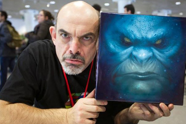 Известный автор настольных игр Бруно Катала (Bruno Cathala) с игрой Бездна (Abyss). Фотография взята с сайта https://bluepegpinkpeg.com